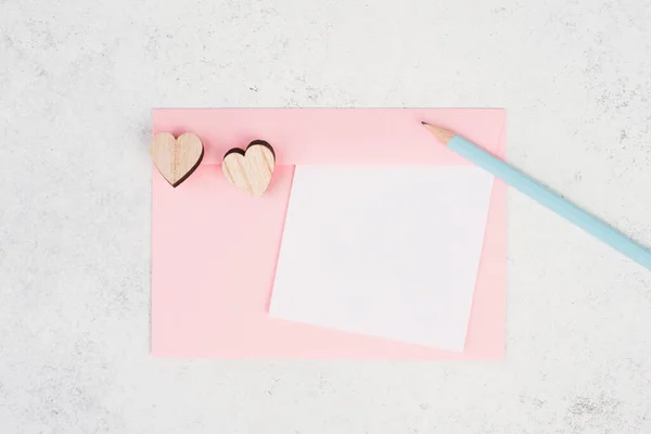 ハートのピンクの封筒 空のコピースペース 青い鉛筆 バレンタインデーグリーティングカード ロマンチックなメール 愛の手紙 — ストック写真