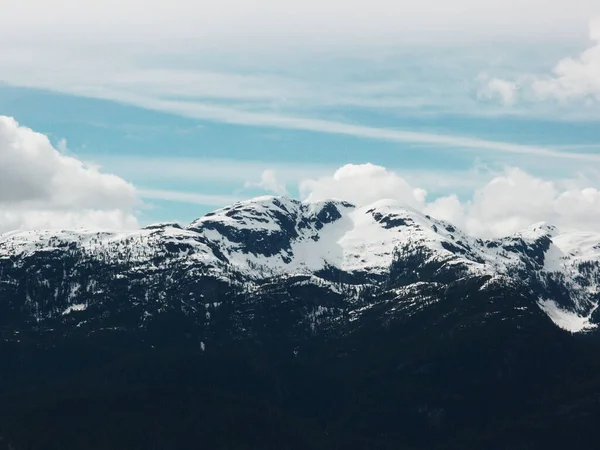 Schöne Aufnahme Eines Schneebedeckten Berges Unter Einem Bewölkten Himmel Tag — Stockfoto