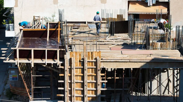 建筑工人正在努力为建筑地基建造铁柱 希腊沃洛斯 2022年3月6日 — 图库照片