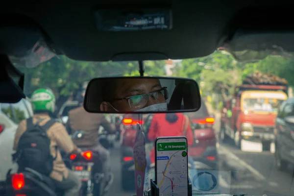 Een Chauffeur Een File Terwijl Hij Een Bril Masker Draagt — Stockfoto