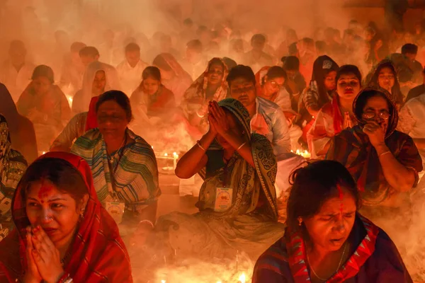 Збірка Індуських Відданих Людей Зібралися Перед Храмом Шрі Локенатх Брахмачарі — стокове фото
