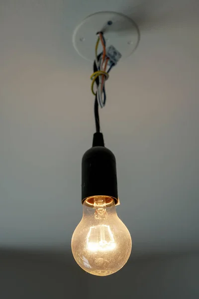 Vertical Closeup Light Bulb Hanging Ceiling Home — Stock Photo, Image