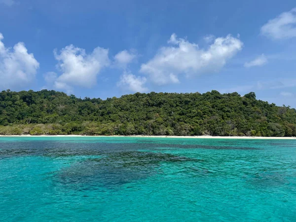 Turkuaz deniz ve yeşil sahilin güzel manzarası. Ko Lanta, Tayland.