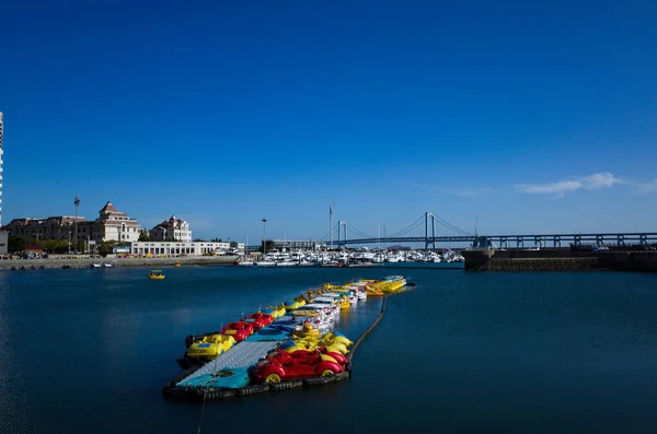Colorido Scooters Agua Forma Coches Juguete Puerto Marítimo Con Puente —  Fotos de Stock