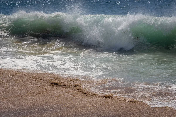 Kaliforniya Abd Büyük Vahşi Dalgaları Olan Manzaralı Bir Plaj — Stok fotoğraf