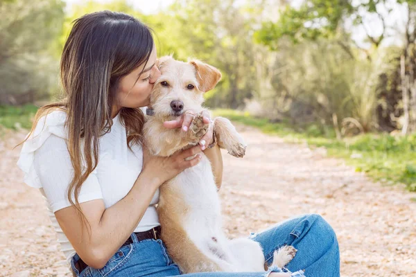 Beautiful Woman Sitting Ground Hugging Kissing Adorable Dog — Stock Photo, Image