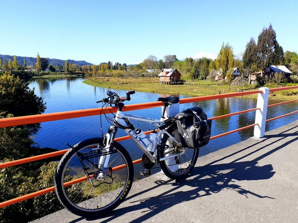 Close Uma Bicicleta Estacionada Uma Ponte Fundo Rio Chile — Fotografia de Stock