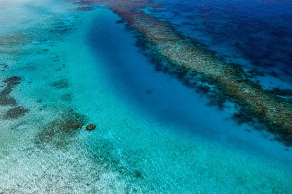 Eine Luftaufnahme Des Grünen Blauen Wassers Mit Einem Riff Der — Stockfoto