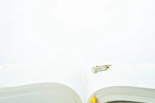 약혼반지가 성경의 봉합선 — 스톡 사진