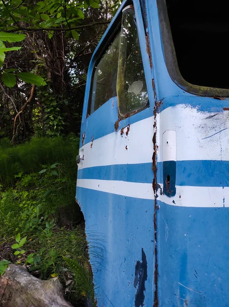 Velho Caminhão Enferrujado Azul Abadoned Quebrado Partes Floresta Sem Motor — Fotografia de Stock
