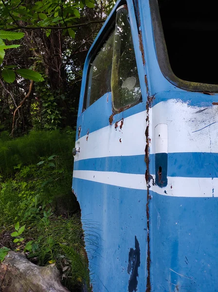 Alter Blauer Rostiger Lkw Abgefahren Und Teilen Wald Kaputt Kein — Stockfoto