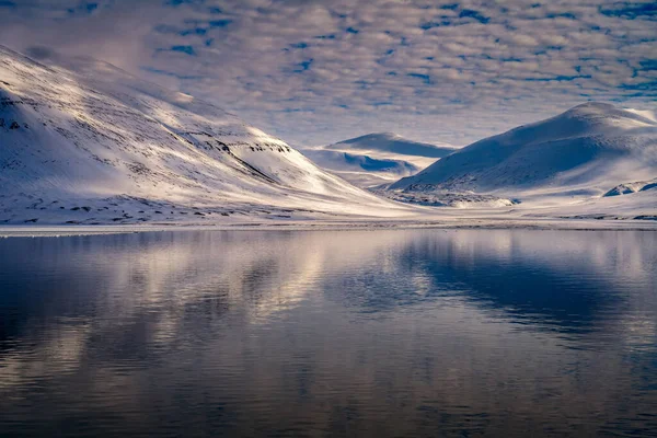 Snow Covered Rounded Mountains Beautiful Reflection Ocean Cloudy Sky Arctic — Stock fotografie