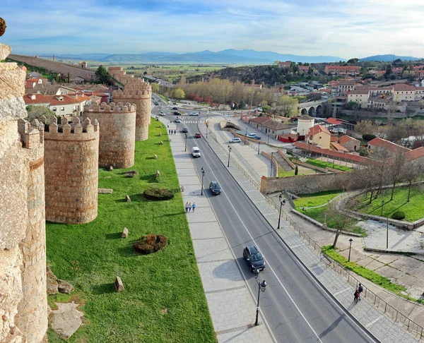 İspanya 'nın eski Avila kasabasını çevreleyen duvarlardan, duvarların üzerinde bir patika var.