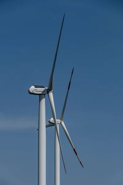 Duża Turbina Wiatrowa Tle Błękitnego Nieba — Zdjęcie stockowe