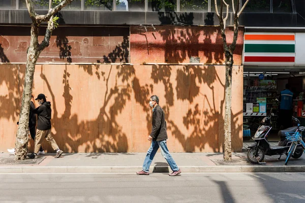 Gente Con Máscaras Médicas Caminando Por Calle —  Fotos de Stock
