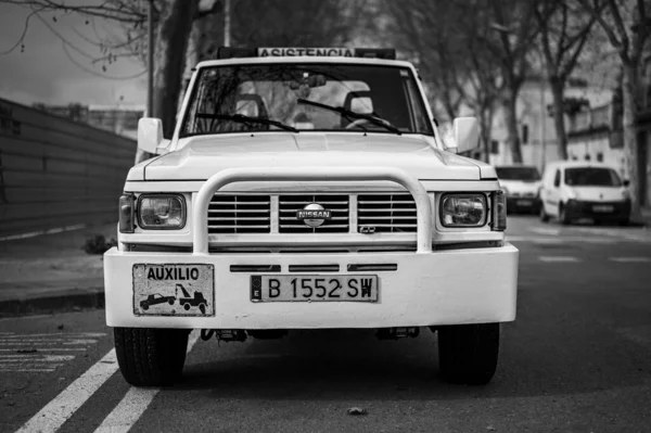Abschleppwagen Weiße Farbe Der Stadt Nissan Patrol Classic — Stockfoto
