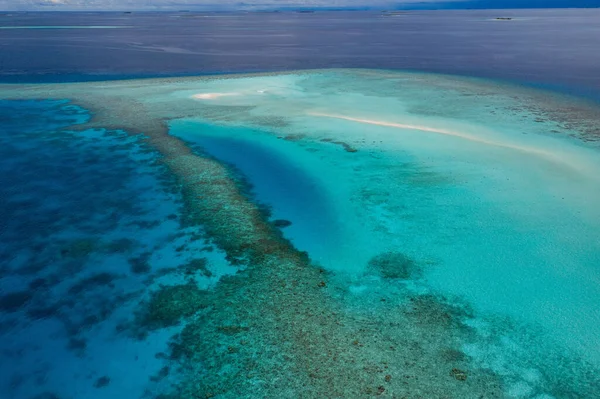 Una Vista Aérea Del Agua Verde Azul Con Arrecife Cerca — Foto de Stock