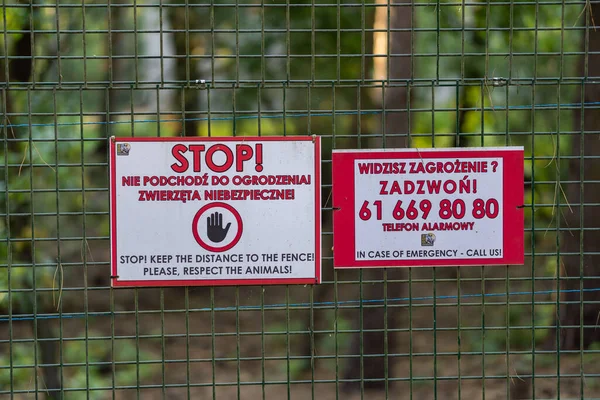 Varningsskyltarna Ett Staket Zoo Skrivet Polska — Stockfoto