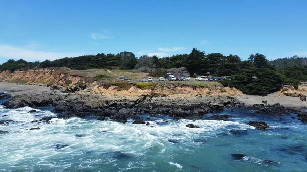 Amerika Birleşik Devletleri 'ndeki kayalık San Simeon sahilinin hava görüntüsü.