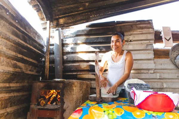 Mexická Žena Mučí Kukuřičný Palcát Metanu Kamnech Dřevo Aby Domácí — Stock fotografie