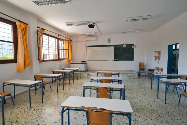 Τάξη Όμορφο Σχολικό Κτίριο Στην Ελλάδα Στη Φύση Σχολείο Χαρούμενους — Φωτογραφία Αρχείου