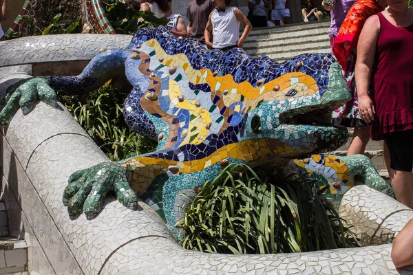 Een Drakenfontein Gaudi Veelkleurige Mozaïeksalamander Park Guell Barcelona Spanje Symbool — Stockfoto