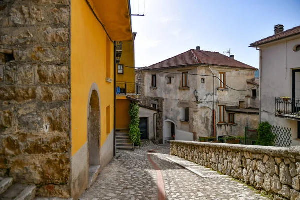 意大利坎帕尼亚山区Petina老房子之间的一条狭窄的街道 — 图库照片