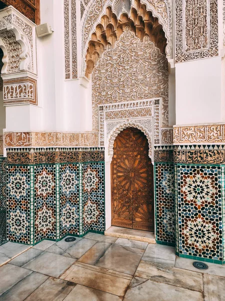 İbn Youssef Okulu, Marakeş, Fas 'taki geleneksel mimarinin dikey çekimi.