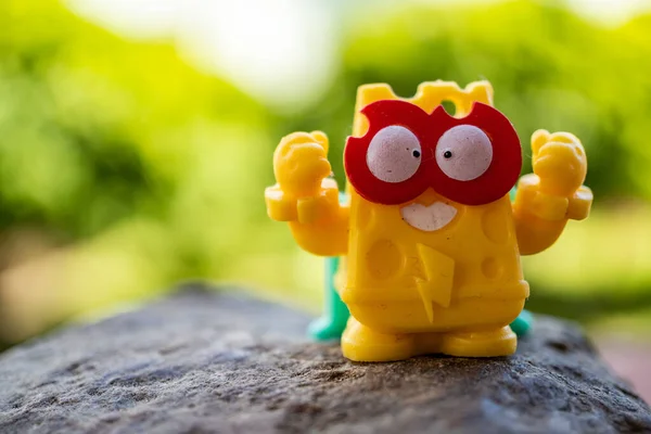 Żółta Figurka Zabawki Kształcie Sera Drużyny Bohaterów Stojącej Skale — Zdjęcie stockowe