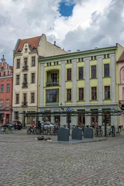 Plano Vertical Bicicletas Estacionadas Calle Frente Edificios Tradicionales Torun Polonia — Foto de Stock
