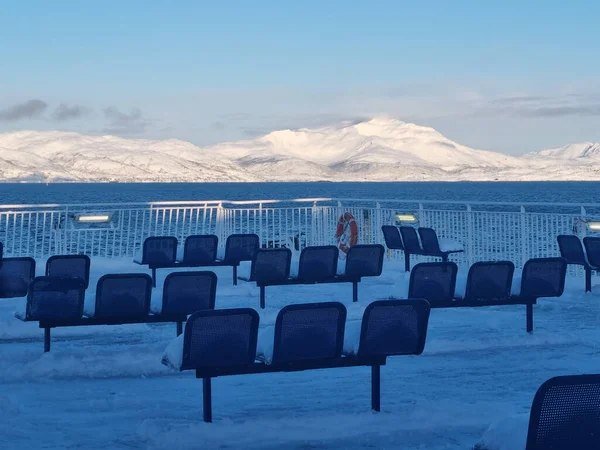 Assentos Vazios Cobertos Neve Barco Balsa Com Montanhas Fundo Noruega — Fotografia de Stock