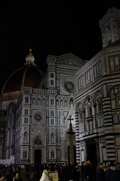 Geceleri Floransa Katedrali 'nin güzel bir fotoğrafı.