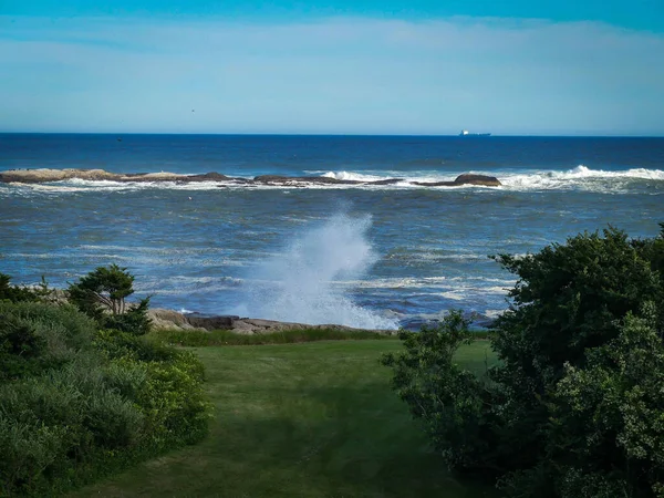 Beau Cliché Vagues Éclaboussant Plage Bailey Beach Dans Rhode Island — Photo
