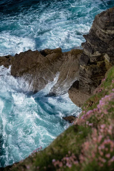 Una Vista Aérea Las Olas Del Mar Chocando Contra Acantilado —  Fotos de Stock