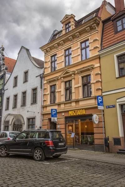 Vertikale Aufnahme Eines Autos Das Vor Geschäften Unter Traditionellen Gebäuden — Stockfoto