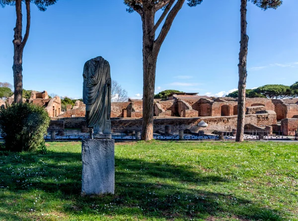 Ostia Antica, antik Roma liman şehrinin bulunduğu modern Ostia kasabasına yakın büyük bir arkeoloji alanıdır..