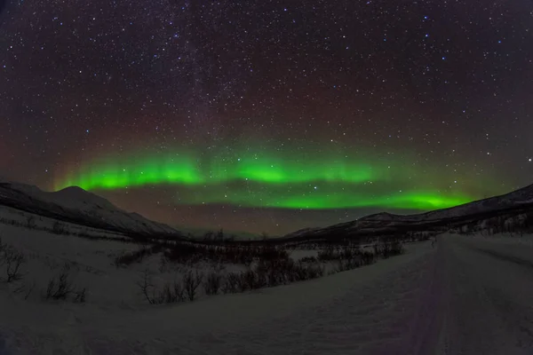 Ett Landskap Med Snöiga Fält Och Berg Med Norrsken Bakgrunden — Stockfoto