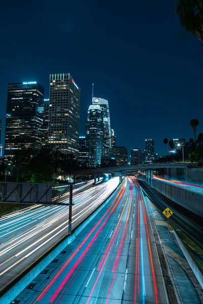 在洛杉矶市中心长时间暴露在车灯下的美丽镜头 — 图库照片