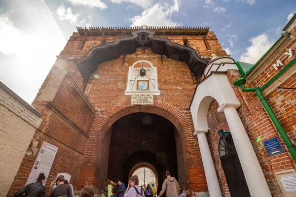 コロンナ クレムリンのPyatnitsky Gate Pyatnitskaya Tower の低角度ショット ロシアの伝統的な中世建築 — ストック写真