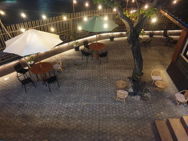 Uma Vista Superior Jardim Restaurante Com Mesas Cadeiras Luzes Suspensas — Fotografia de Stock
