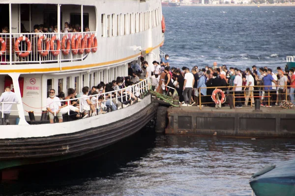 Las Personas Que Intentan Subirse Ferry Son Vida Estambul Pavo —  Fotos de Stock