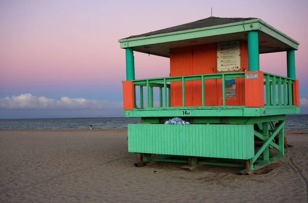 日没時にビーチにある緑のライフガード家 — ストック写真