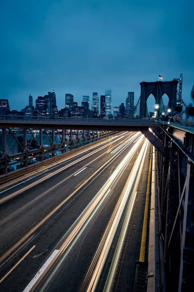 New York 'ta gece vakti Brooklyn Köprüsü' nün dikey görüntüsü..