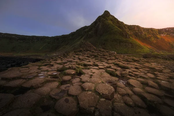 Uma Vista Panorâmica Uma Encosta Rochosa Uma Cordilheira Verde Pôr — Fotografia de Stock