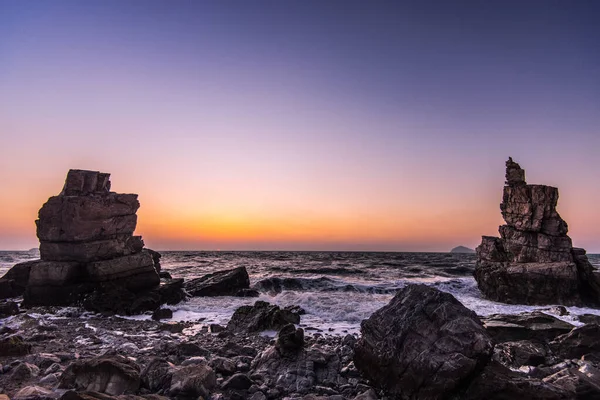 Gün batımında güzel bir denizin havadan görünüşü