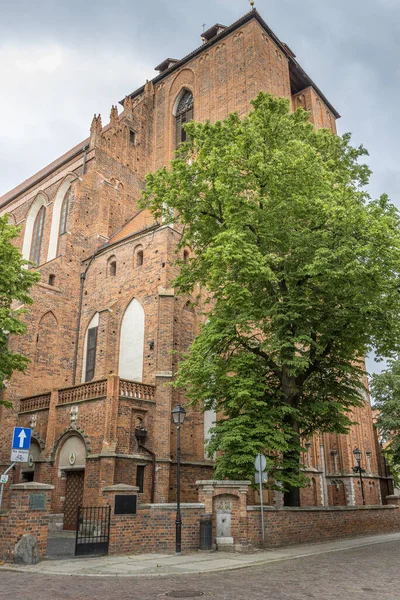 Uma Visão Externa Uma Igreja Gótica Torun Contra Céu Nublado — Fotografia de Stock