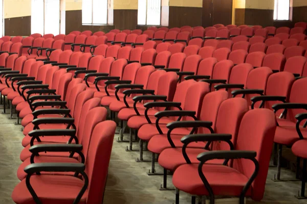 Algumas Cadeiras Vermelhas Vazias Teatro — Fotografia de Stock