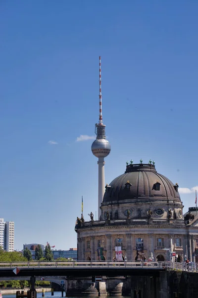 Eine Vertikale Aufnahme Des Berliner Fernsehturms Hinter Dem Bode Museum — Stockfoto