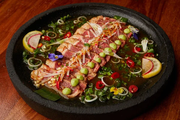 Primer Plano Carpaccio Carne Res Decorado Con Verduras Colores —  Fotos de Stock