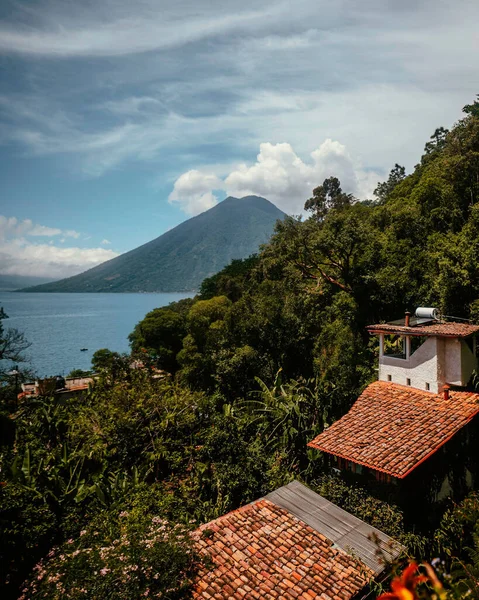 Plano Vertical Del Lago Atitlán Con Casas Cubiertas Azulejos Vegetación — Foto de Stock